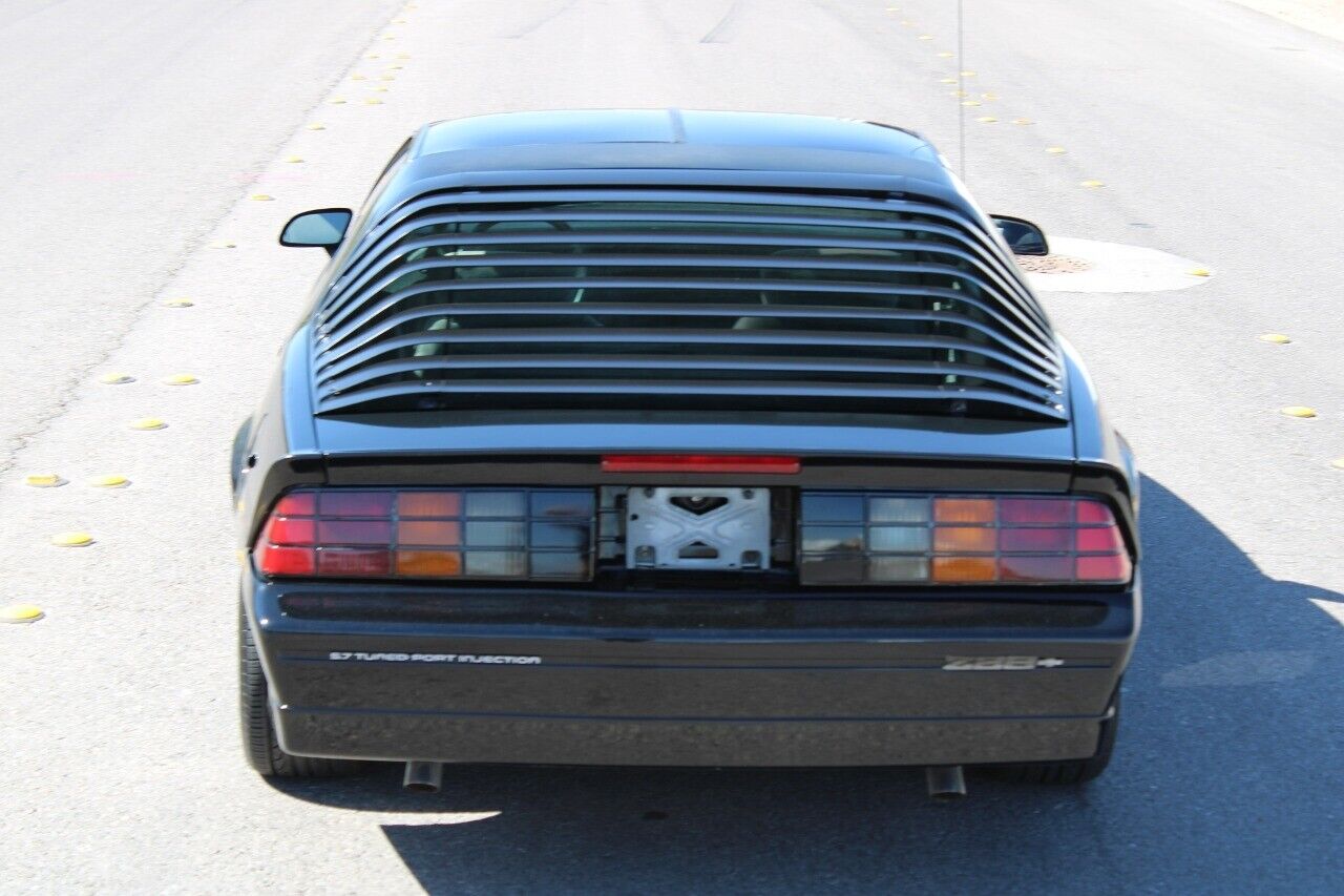 Chevrolet-Camaro-Coupe-1987-Black-Gray-7105-7