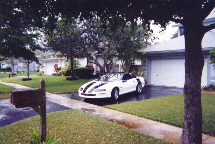 Chevrolet-Camaro-Coupe-1995-White-Red-116517-1