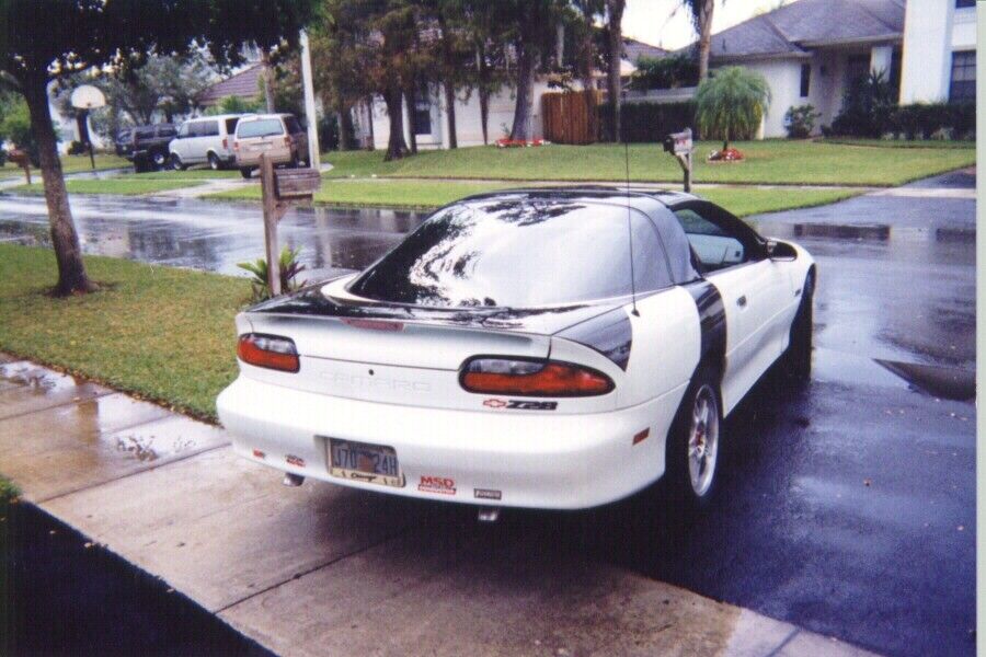 Chevrolet-Camaro-Coupe-1995-White-Red-116517-4