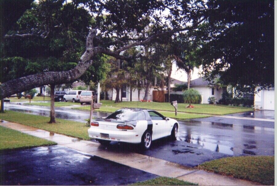 Chevrolet-Camaro-Coupe-1995-White-Red-116517-5