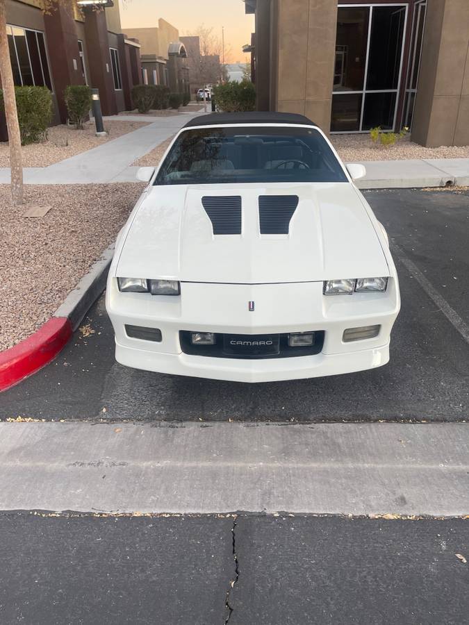 Chevrolet-Camaro-iroc-z28-1988-white-125529-1