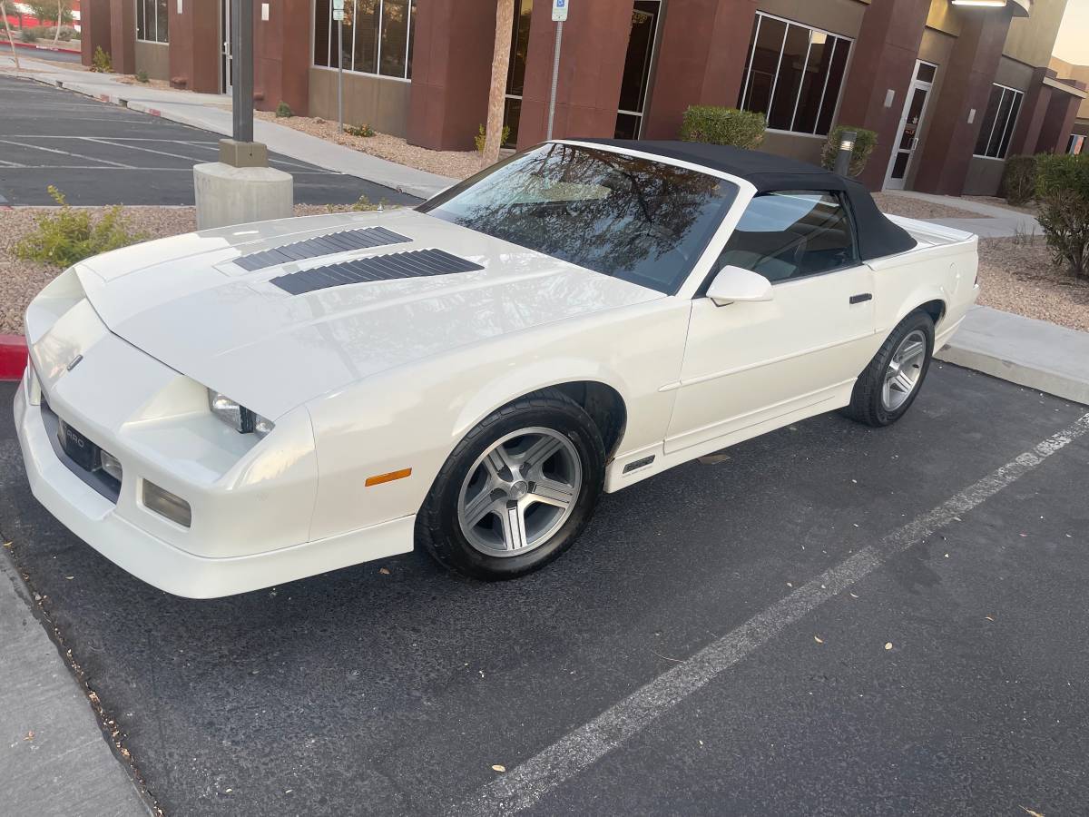 Chevrolet-Camaro-iroc-z28-1988-white-125529