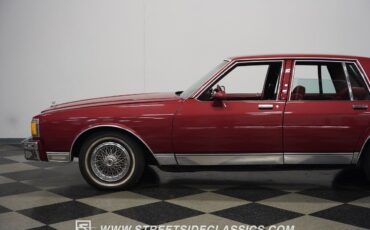 Chevrolet-Caprice-Berline-1984-Burgundy-Burgundy-94536-27