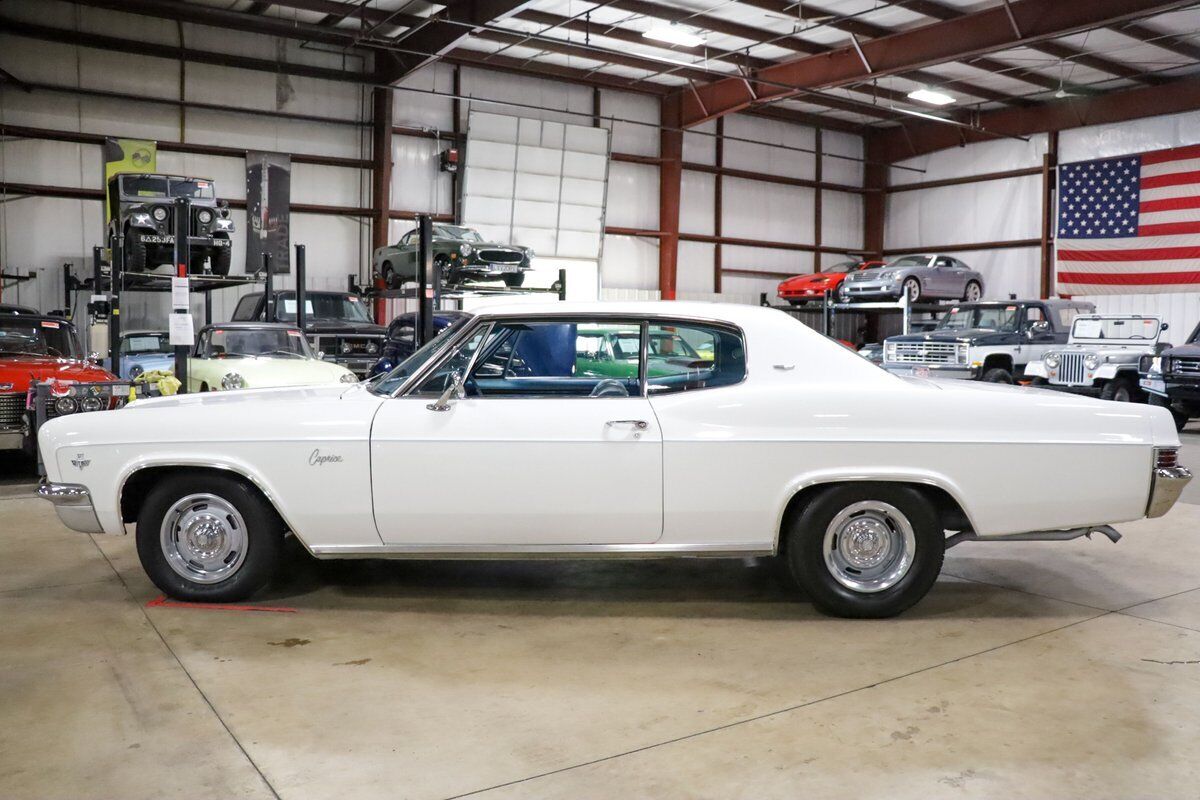 Chevrolet-Caprice-Coupe-1966-White-Blue-15445-3