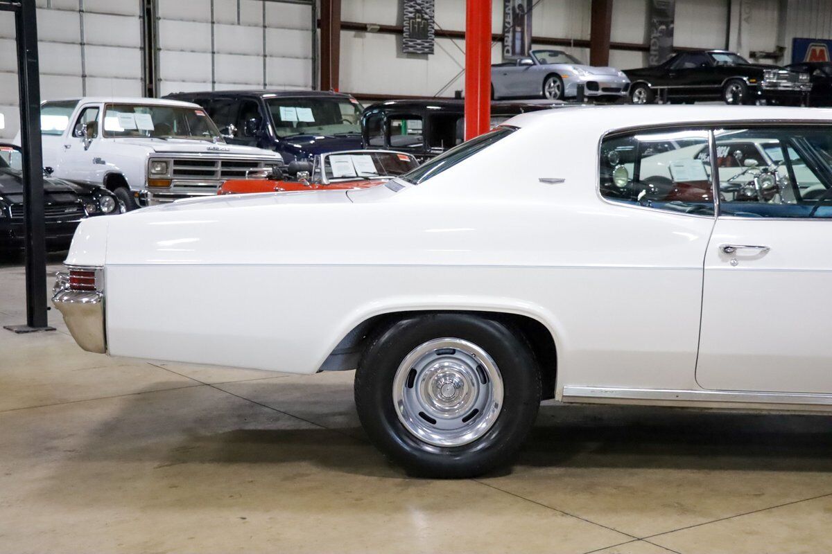 Chevrolet-Caprice-Coupe-1966-White-Blue-15445-8