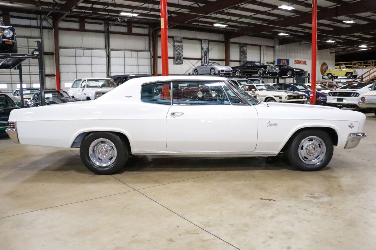 Chevrolet-Caprice-Coupe-1966-White-Blue-15445-9