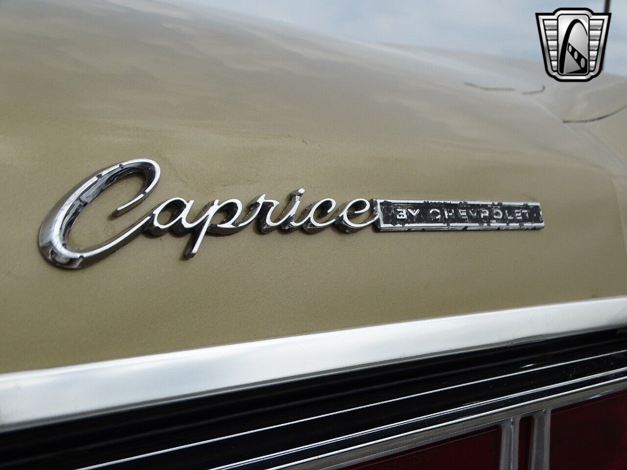 Chevrolet-Caprice-Coupe-1967-Gold-Gold-14952-11