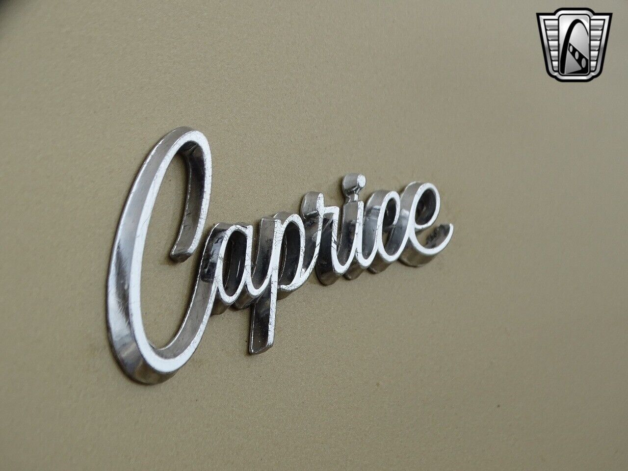 Chevrolet-Caprice-Coupe-1967-Gold-Gold-14952-9