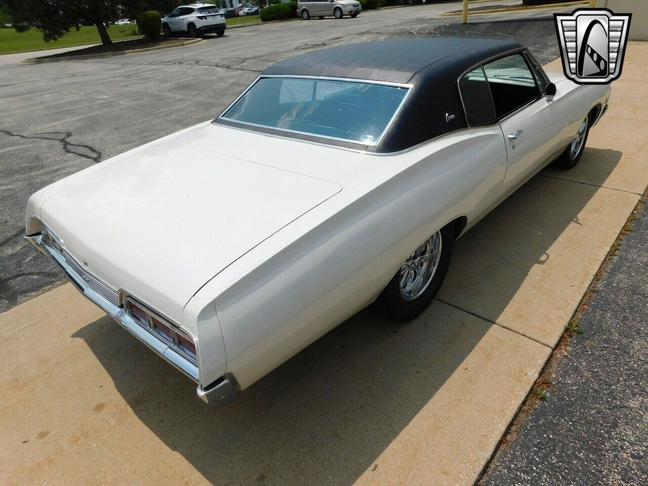 Chevrolet-Caprice-Coupe-1967-White-Black-108557-4