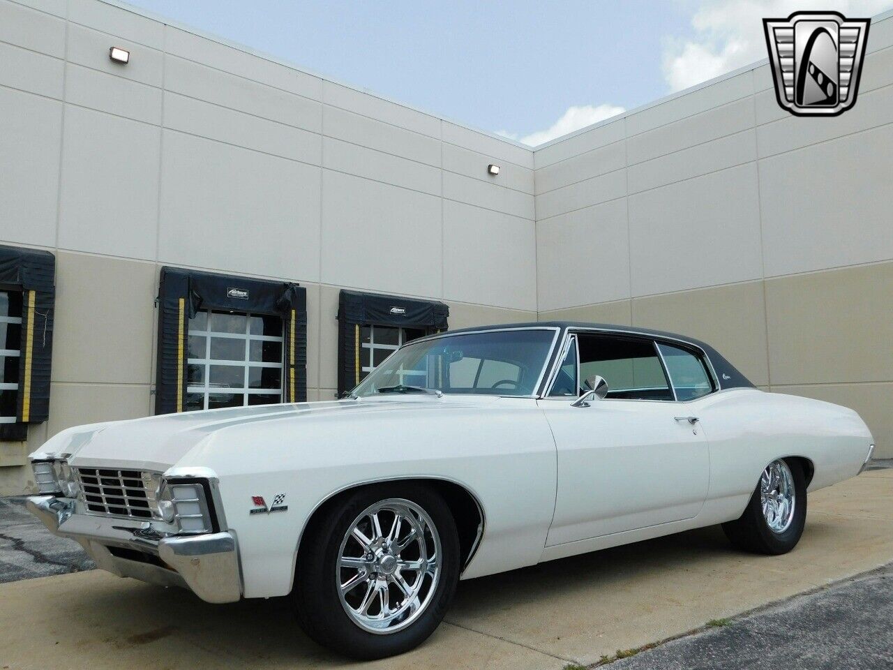 Chevrolet-Caprice-Coupe-1967-White-Black-108557-5