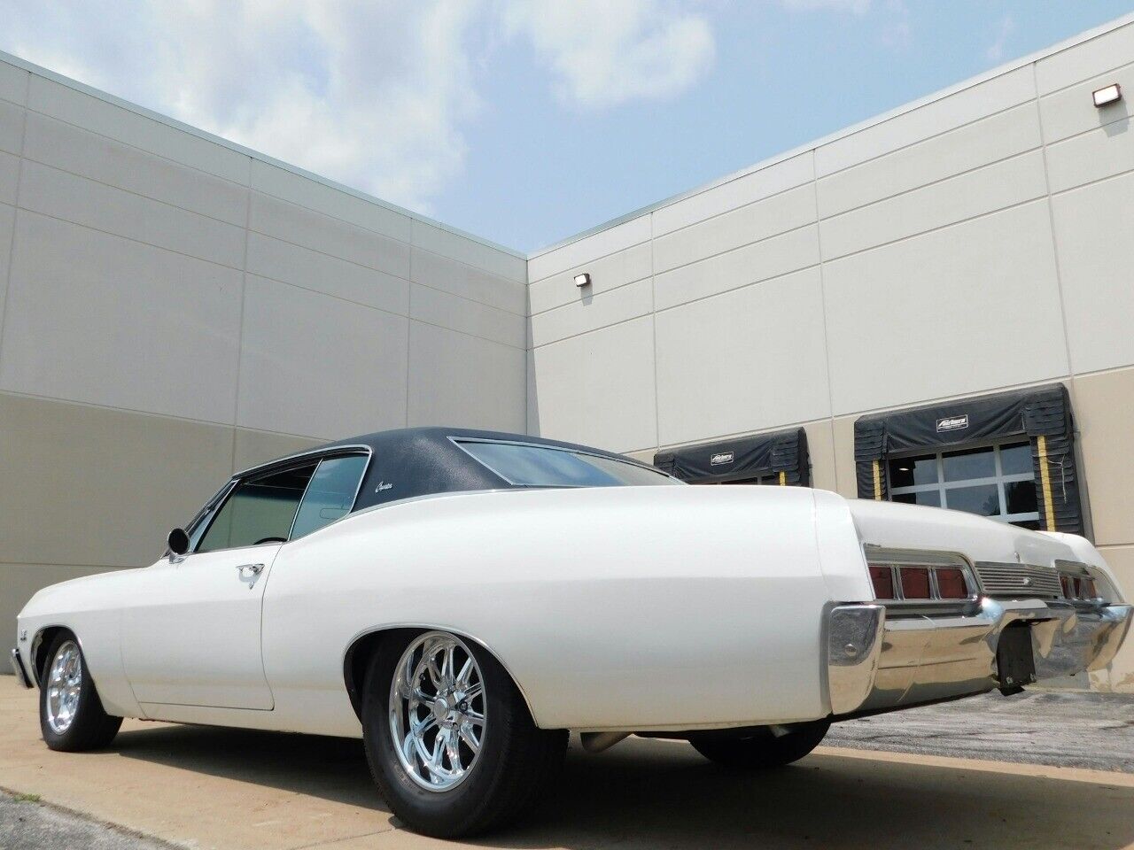 Chevrolet-Caprice-Coupe-1967-White-Black-108557-7