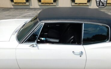 Chevrolet-Caprice-Coupe-1967-White-Black-108557-9