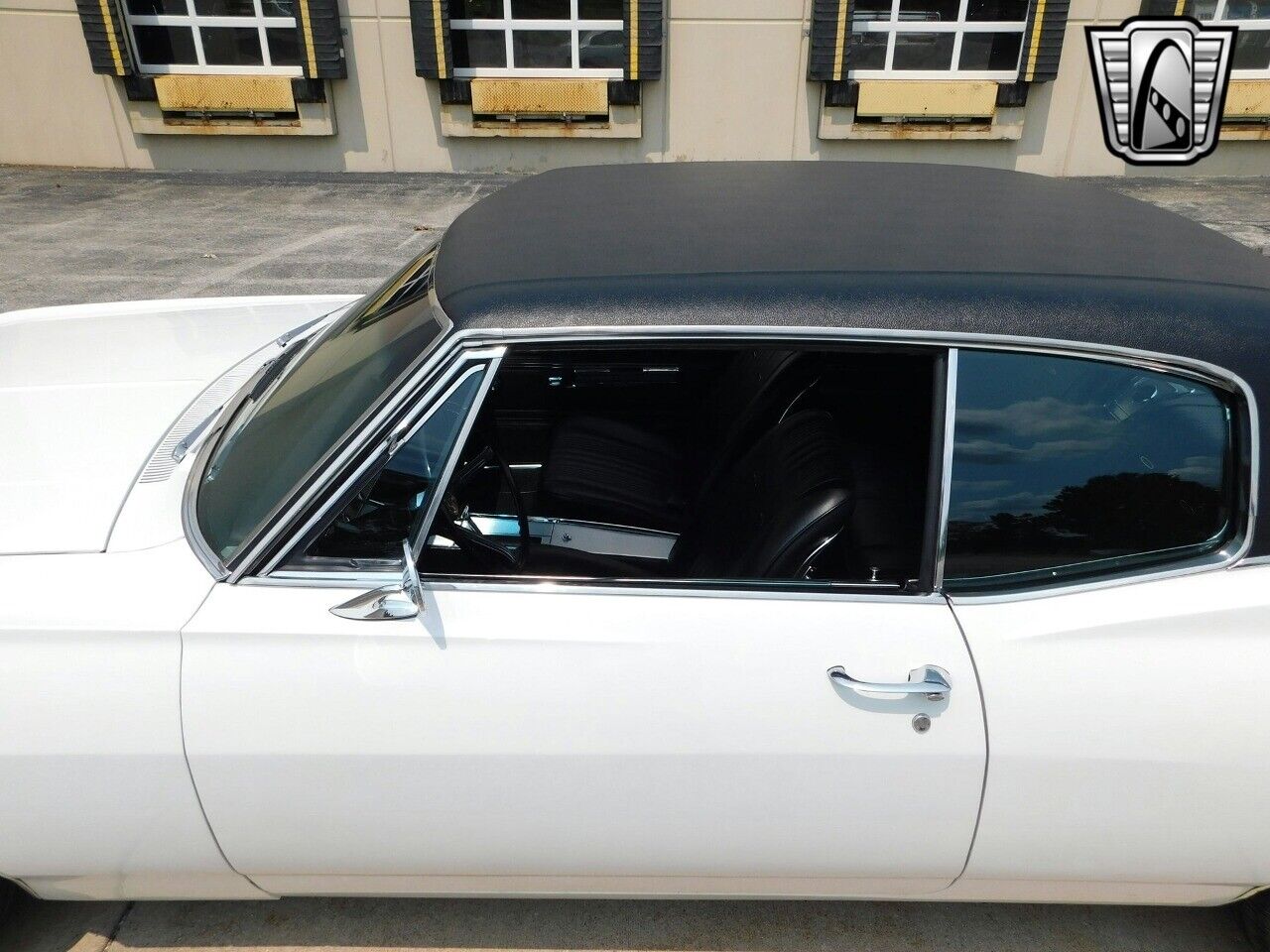 Chevrolet-Caprice-Coupe-1967-White-Black-108557-9