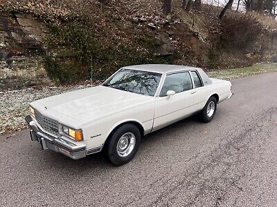 Chevrolet-Caprice-Coupe-1982-White-Gray-162185-1