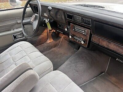 Chevrolet-Caprice-Coupe-1982-White-Gray-162185-22