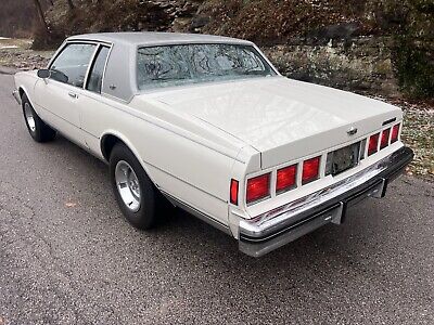 Chevrolet-Caprice-Coupe-1982-White-Gray-162185-3