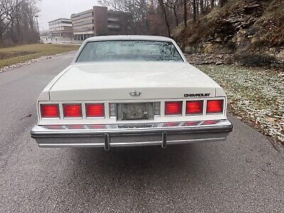 Chevrolet-Caprice-Coupe-1982-White-Gray-162185-4