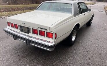 Chevrolet-Caprice-Coupe-1982-White-Gray-162185-5