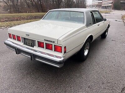 Chevrolet-Caprice-Coupe-1982-White-Gray-162185-5