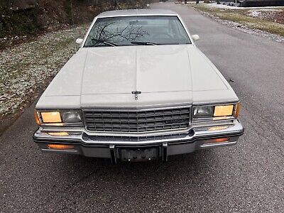 Chevrolet-Caprice-Coupe-1982-White-Gray-162185-7