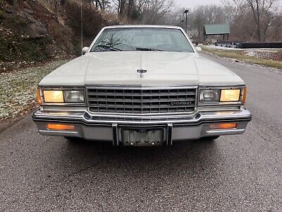 Chevrolet-Caprice-Coupe-1982-White-Gray-162185-9