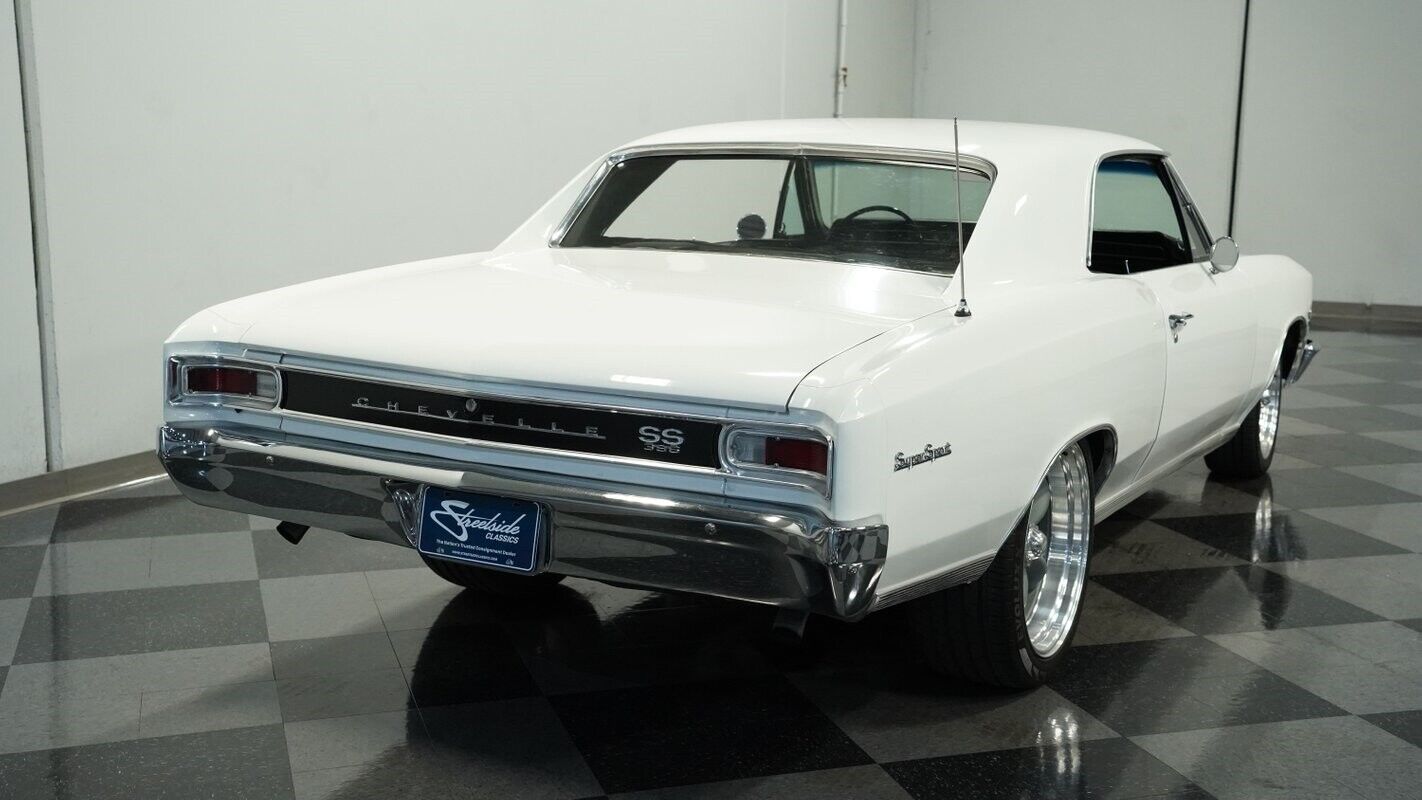 Chevrolet-Chevelle-Coupe-1966-White-Black-150295-10