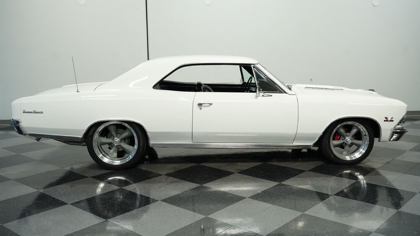 Chevrolet-Chevelle-Coupe-1966-White-Black-150295-12