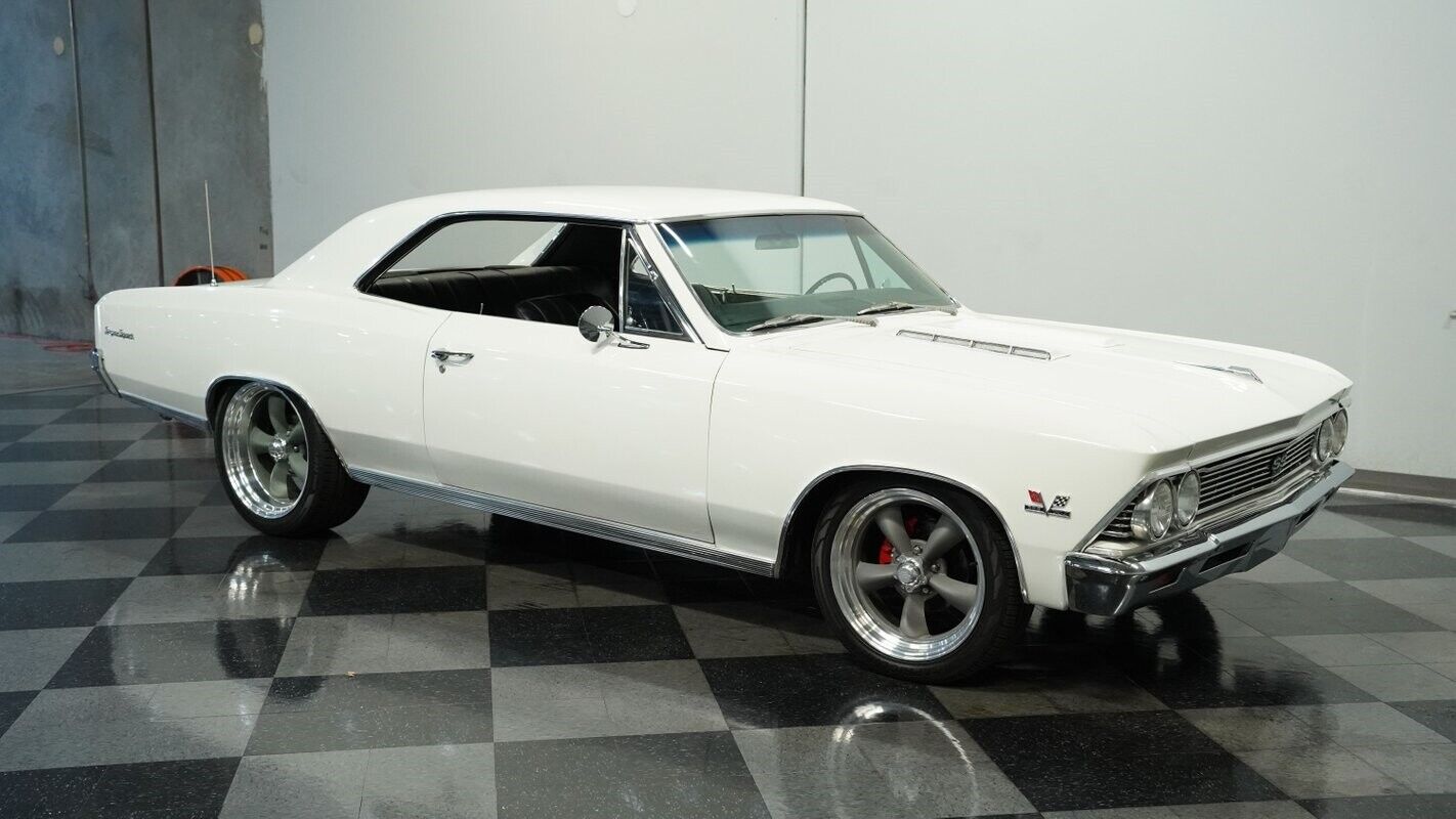 Chevrolet-Chevelle-Coupe-1966-White-Black-150295-13