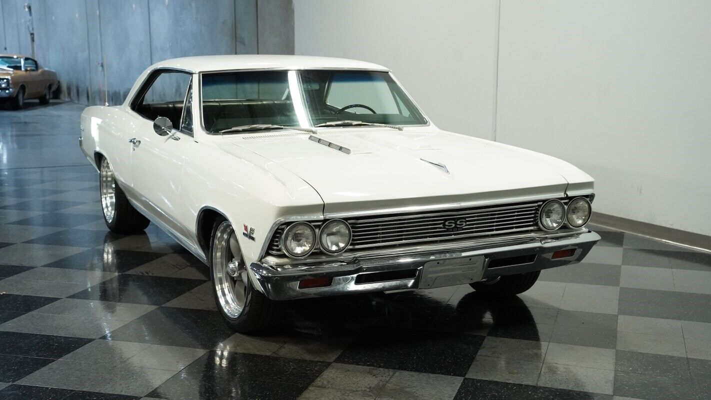 Chevrolet-Chevelle-Coupe-1966-White-Black-150295-15