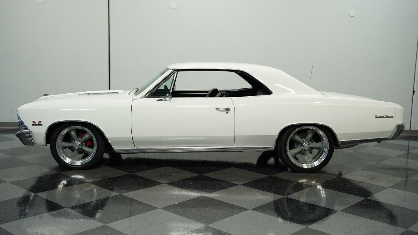 Chevrolet-Chevelle-Coupe-1966-White-Black-150295-2