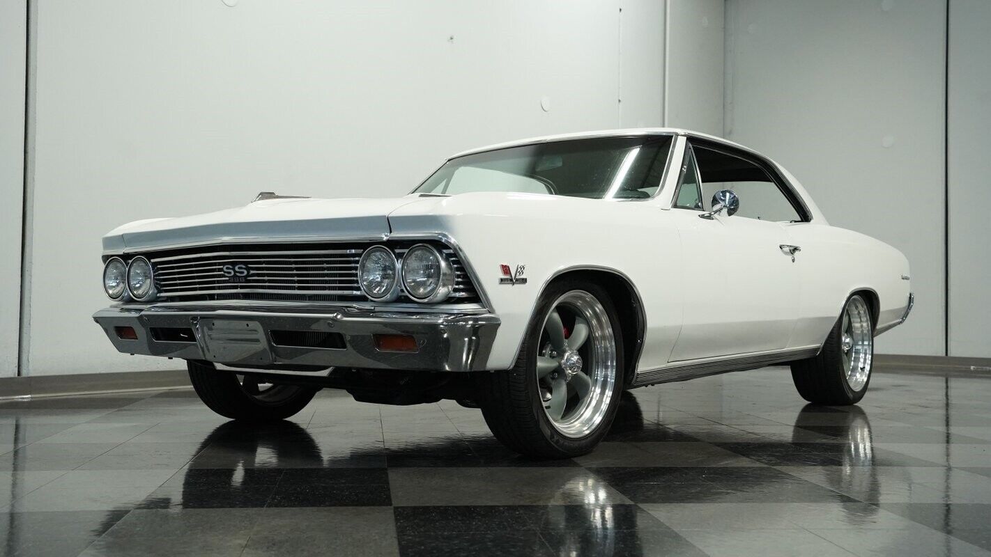 Chevrolet-Chevelle-Coupe-1966-White-Black-150295-20