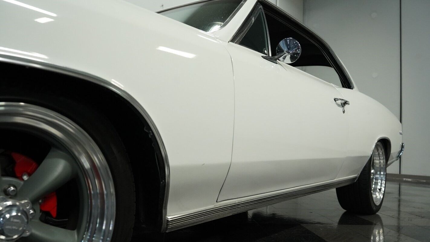 Chevrolet-Chevelle-Coupe-1966-White-Black-150295-21