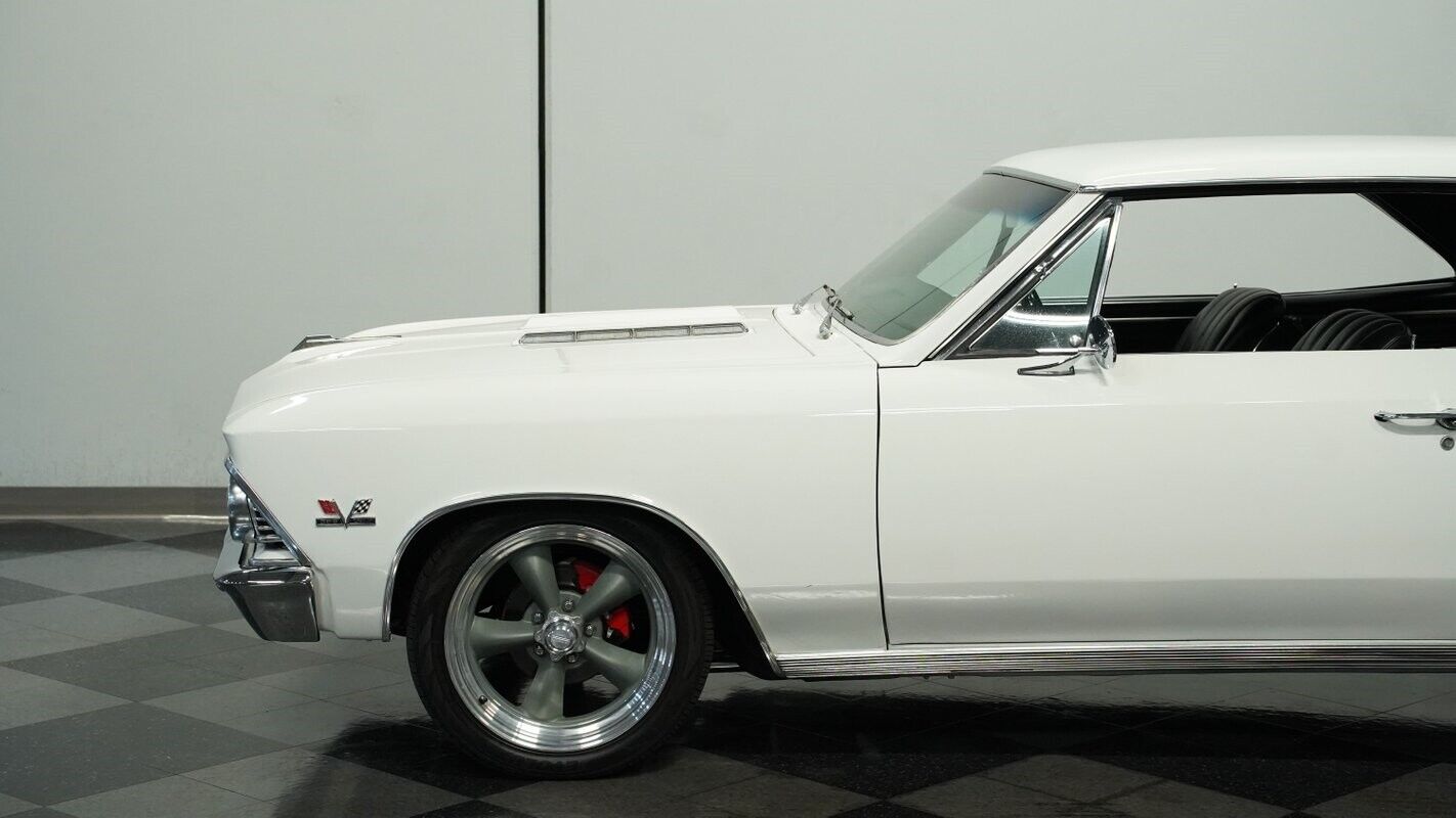 Chevrolet-Chevelle-Coupe-1966-White-Black-150295-22