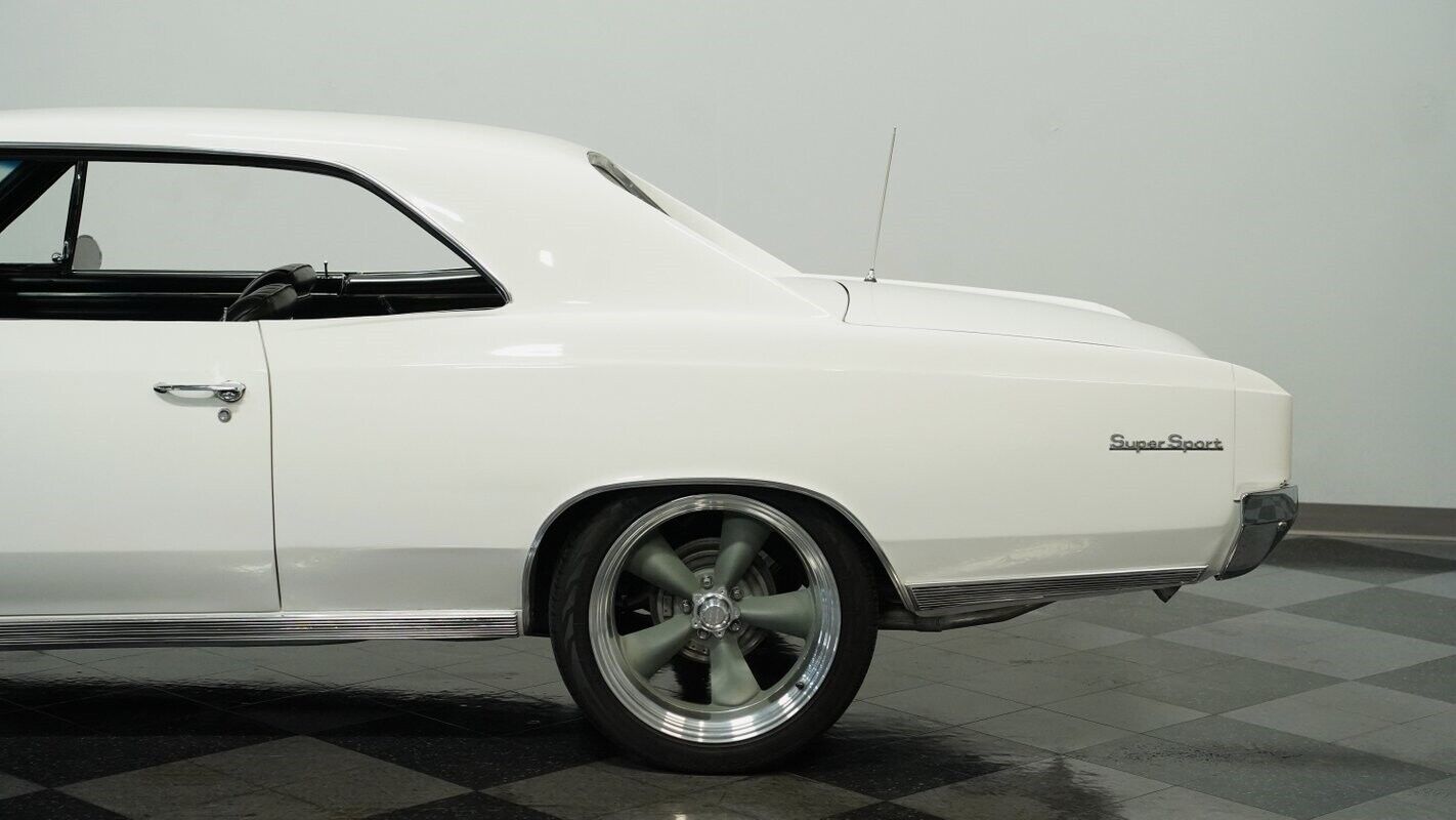 Chevrolet-Chevelle-Coupe-1966-White-Black-150295-23