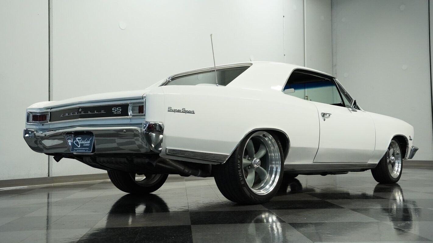 Chevrolet-Chevelle-Coupe-1966-White-Black-150295-25