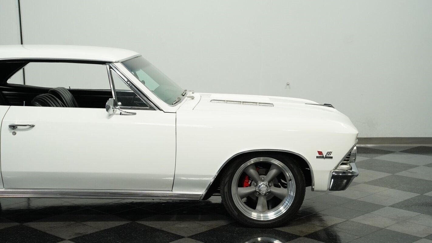 Chevrolet-Chevelle-Coupe-1966-White-Black-150295-28