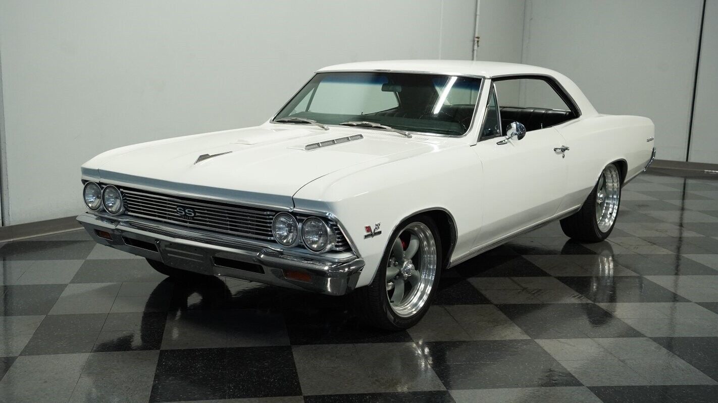 Chevrolet-Chevelle-Coupe-1966-White-Black-150295-5