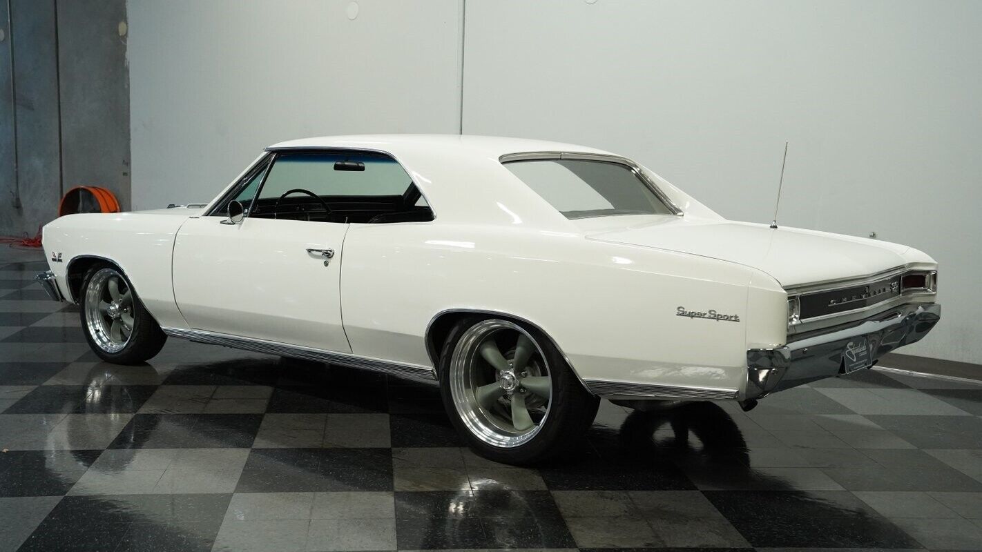 Chevrolet-Chevelle-Coupe-1966-White-Black-150295-7