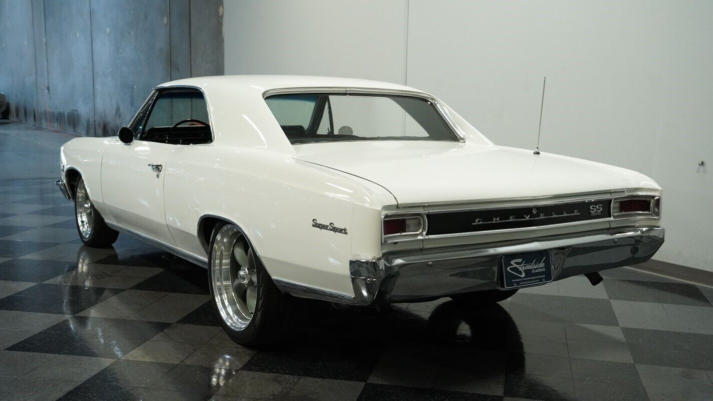 Chevrolet-Chevelle-Coupe-1966-White-Black-150295-8