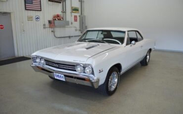 Chevrolet-Chevelle-Coupe-1967-White-Black-150656-1