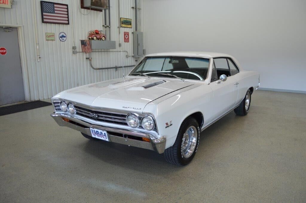 Chevrolet-Chevelle-Coupe-1967-White-Black-150656-1