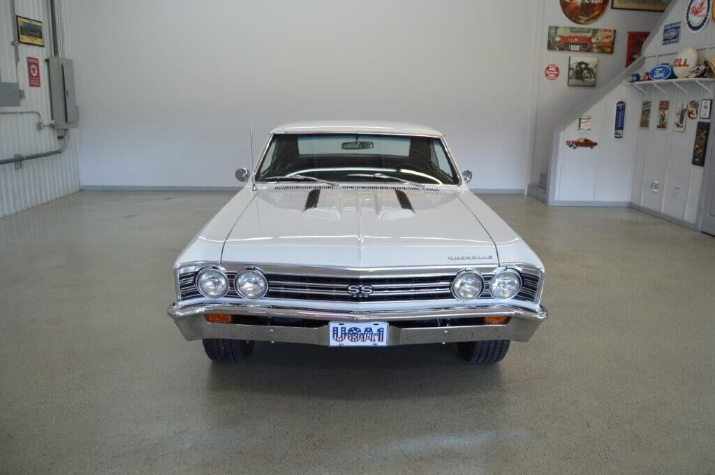 Chevrolet-Chevelle-Coupe-1967-White-Black-150656-2