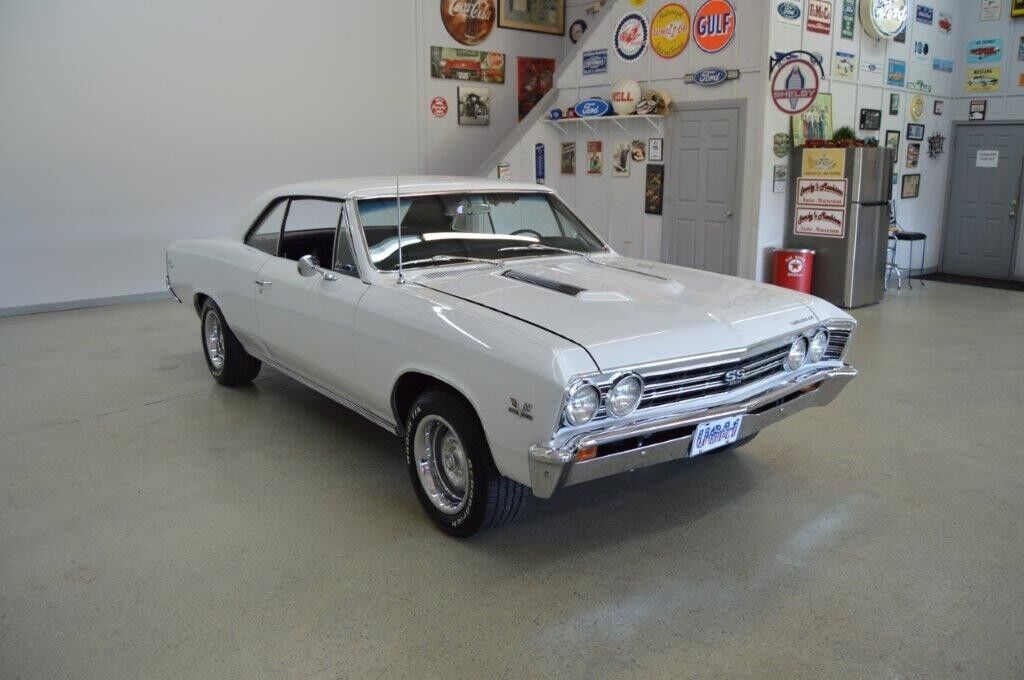 Chevrolet-Chevelle-Coupe-1967-White-Black-150656-3