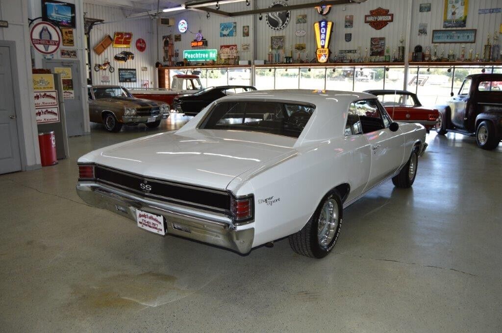 Chevrolet-Chevelle-Coupe-1967-White-Black-150656-4