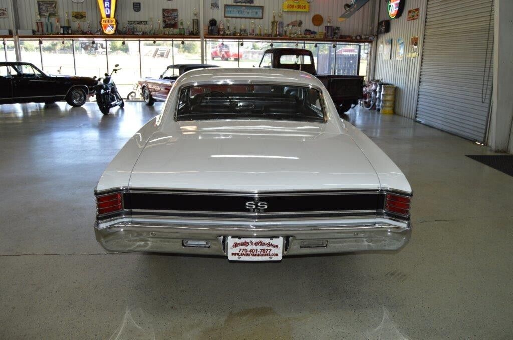 Chevrolet-Chevelle-Coupe-1967-White-Black-150656-5