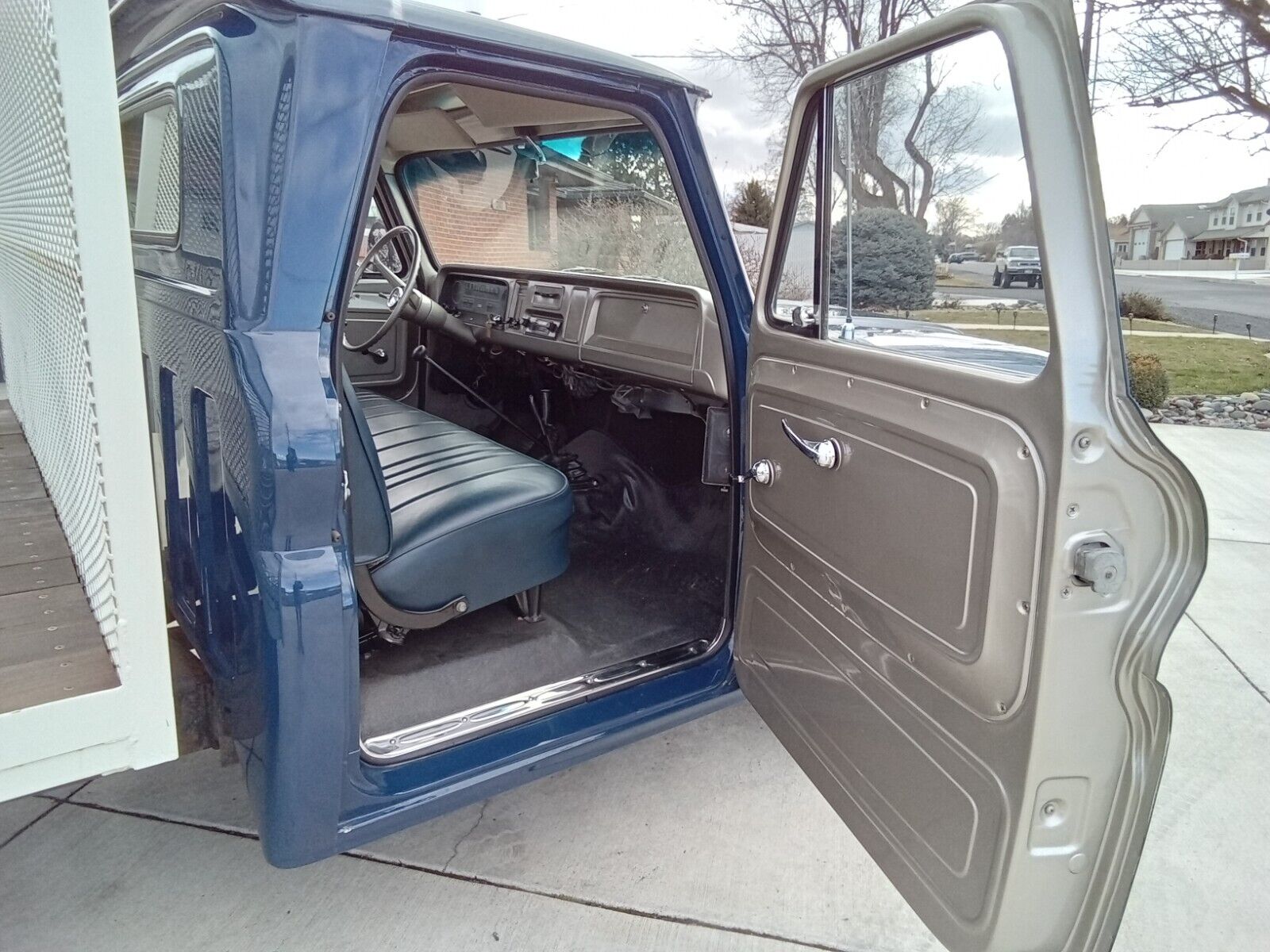 Chevrolet-Chevy-1964-Blue-Tan-132024-28