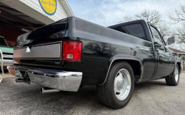 Chevrolet-Ck-10-1985-black-198683-5