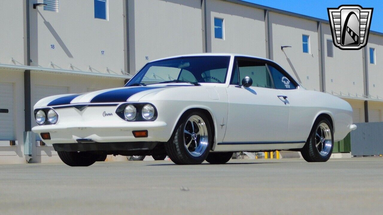 Chevrolet-Corvair-1966-White-Black-151042-3