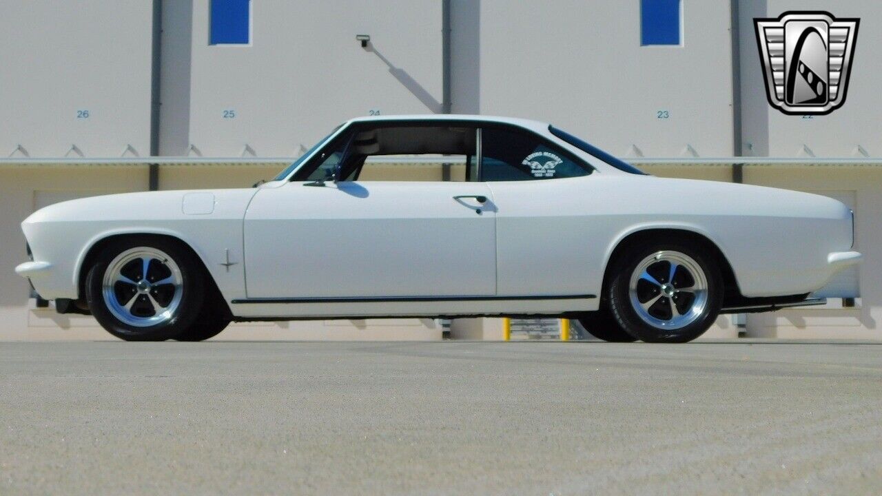 Chevrolet-Corvair-1966-White-Black-151042-4