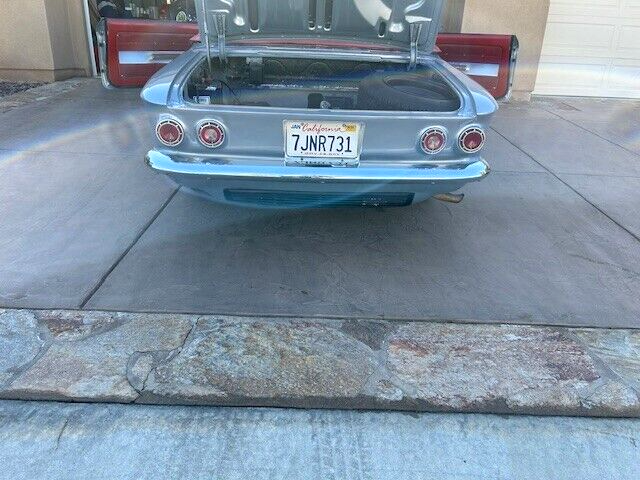 Chevrolet-Corvair-Cabriolet-1962-Silver-Red-146708-6